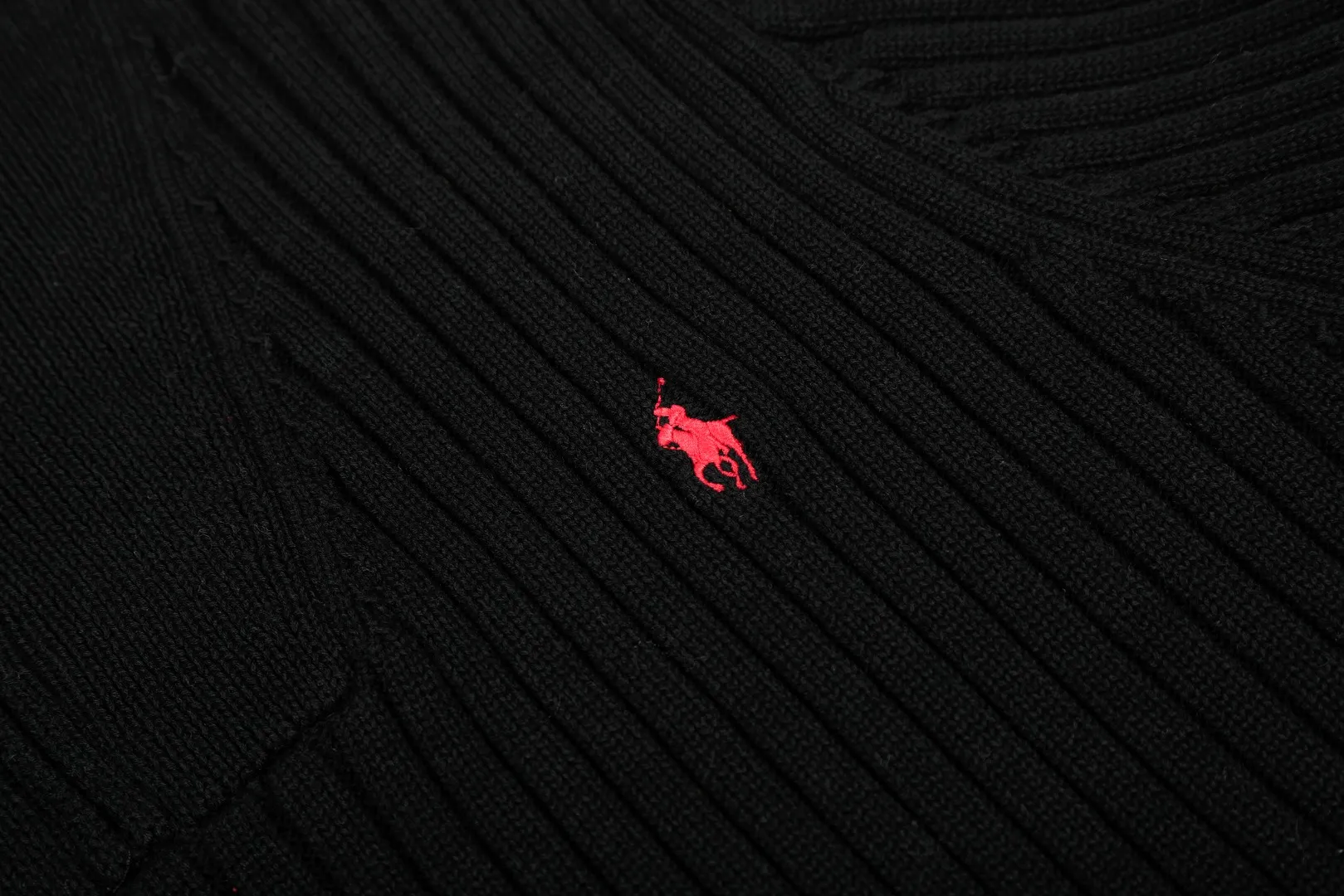 P250 Top quality" Style number: DS114# (not off the shelves all year round) [Ralph Lauren half-zip solid color pony embroidered logo striped knitted sweater] ✅Ralph Lauren half-zip classic basic versatile unisex couple pullover sweater ✅Main supplier platform live broadcast Wholesale entity Replenish when out of stock Not off the shelf ✅ZP quality 1:1 version Scan the code to enter the GF website Counter quality ✅Detailed quality The only one in Guangzhou Imported quality cotton yarn, focusing on high-end, cost-effective, good quality needless to say. ✅Restore the original version. The maximum size can be worn up to 190 pounds. Loose, comfortable and stress-free. ✅The upper body is simple and easy to match. A must-have item for ootd. Good-looking clothes are never picky. Recommended must-have items in the wardrobe. Size: S-XL. Color: Black, white, gray, khaki, navy blue, white label, red gold label.